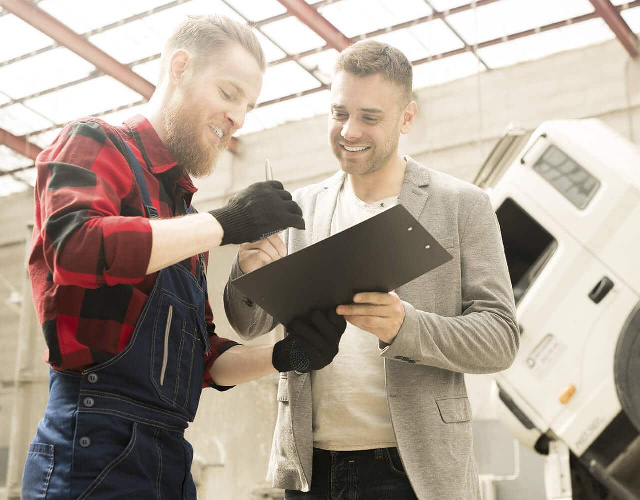 Personal de Auto Cristales Universales atendiendo a un cliente